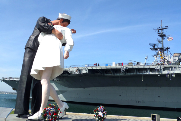 La USS Midway al centro di San Diego, California