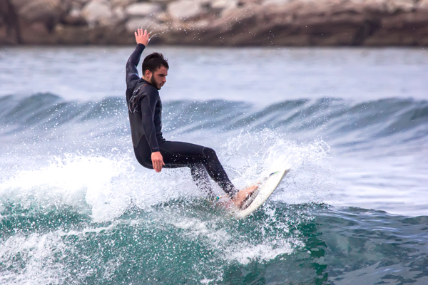 Un surfista cavalca un’onda